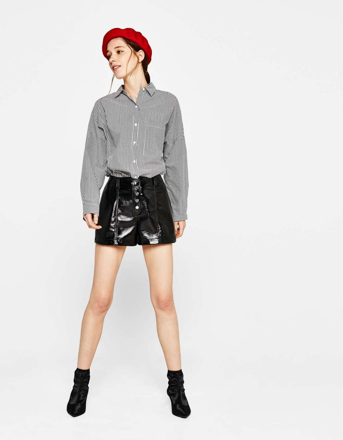 Shorts in vinile Bershka abbinati a una camicia