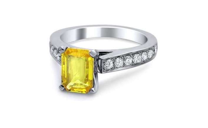 Solitario con diamanti e zaffiro giallo Front Jewelers