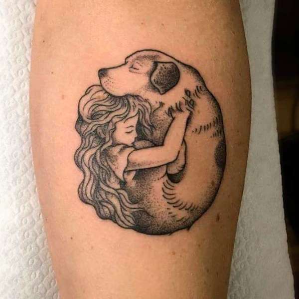 Tatuaggio con abbraccio tra bambina e cane