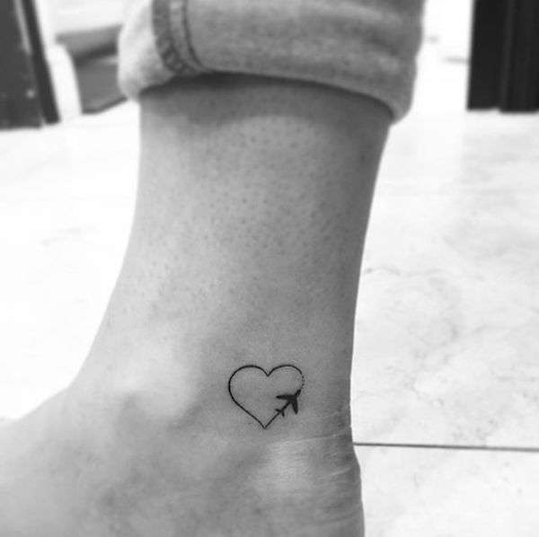 Tatuaggio con aereo e cuore