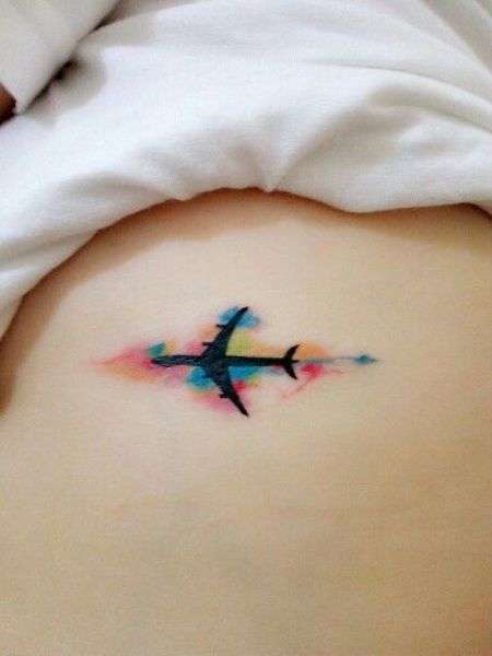 Tatuaggio con aereo e ombre colorate