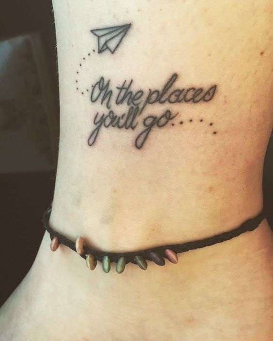 Tatuaggio con frase sul viaggio