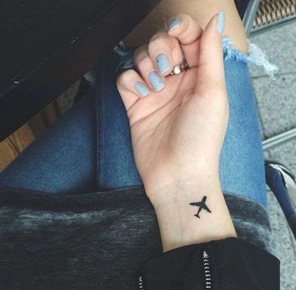Tatuaggio con piccolo aereo sul polso