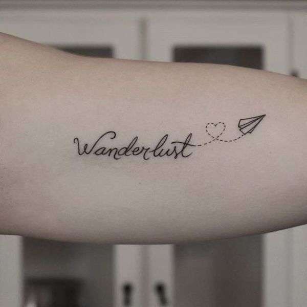 Tatuaggio con scritta Wanderlust
