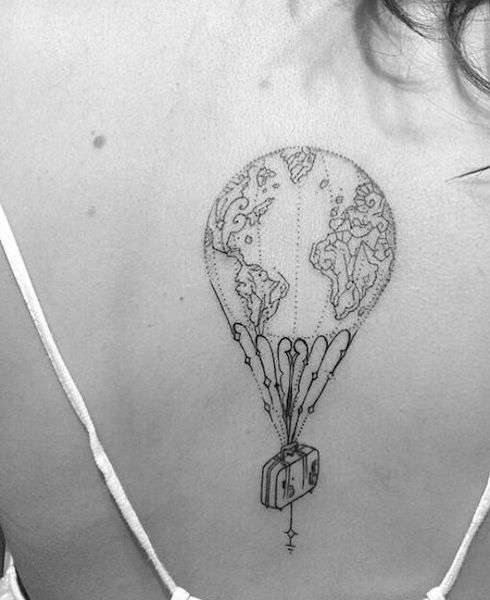 Tatuaggio con valigia e mongolfiera