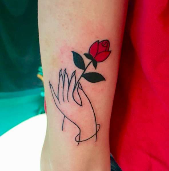 Tatuaggio delicato con rosa rossa