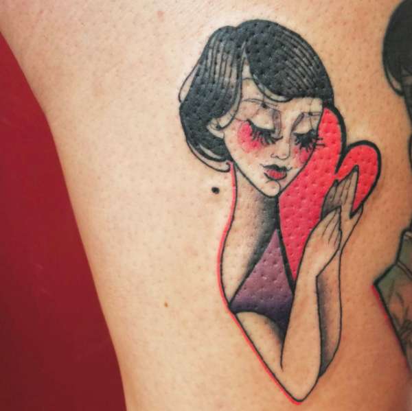 Tatuaggio gentile con donna e cuore