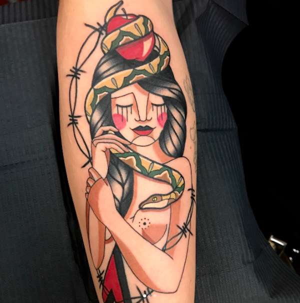 Tatuaggio gentile con donna e serpente