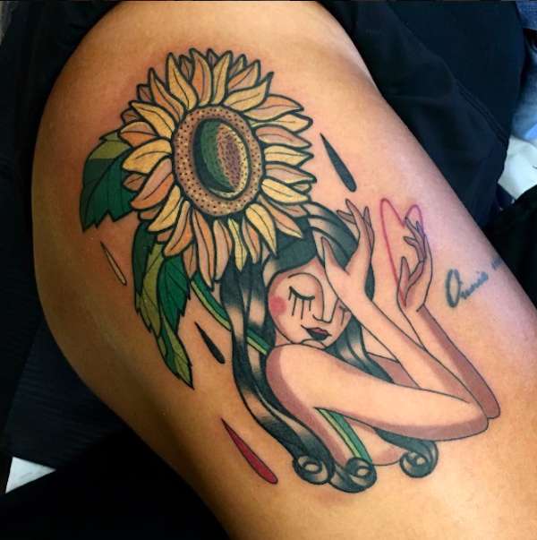 Tatuaggio gentile donna e girasole