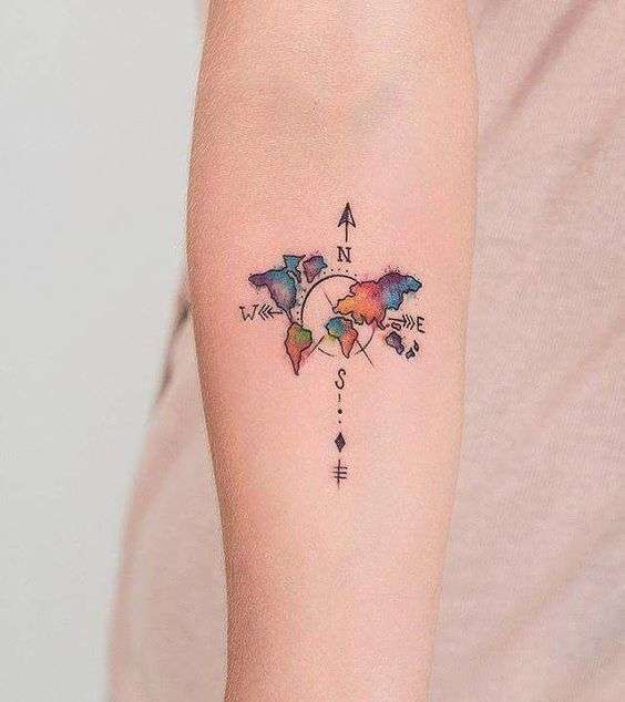 Tatuaggio planisfero colorato