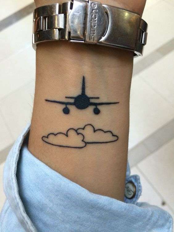 Tatuaggio viaggio con aereo tra le nuvole