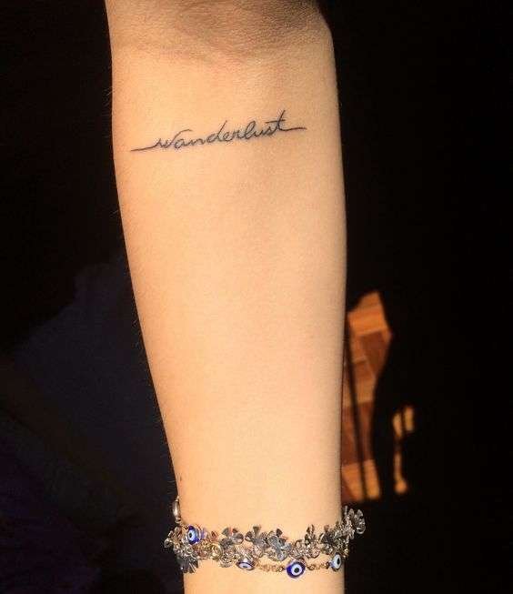 Tatuaggio Wanderlust in corsivo