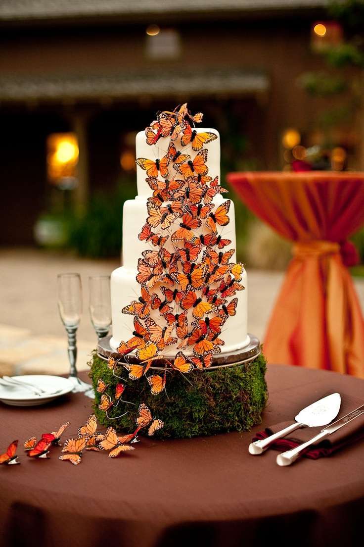 Torta nuziale con farfalle arancio