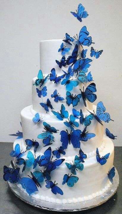 Torta nuziale con farfalle blu per il matrimonio