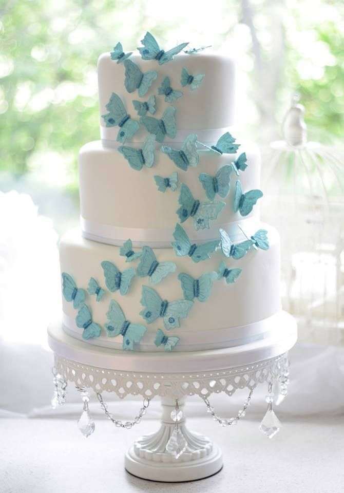 Torta nuziale con farfalle blu
