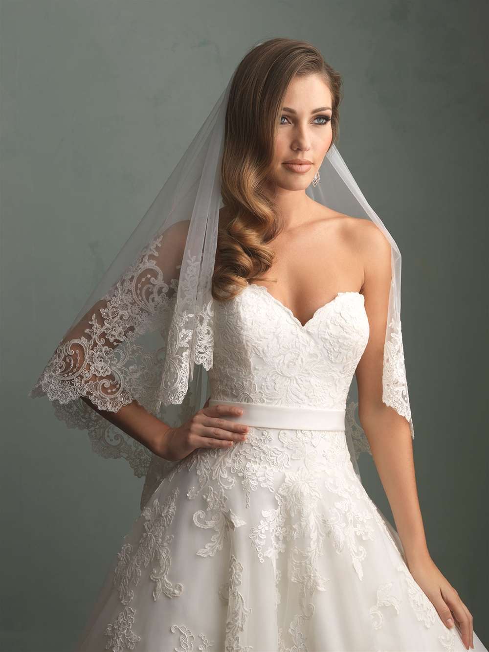 Velo corto in pizzo francese Allure Bridals