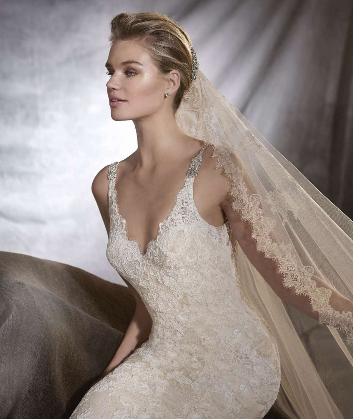 Velo in tulle e pizzo champagne Pronovias