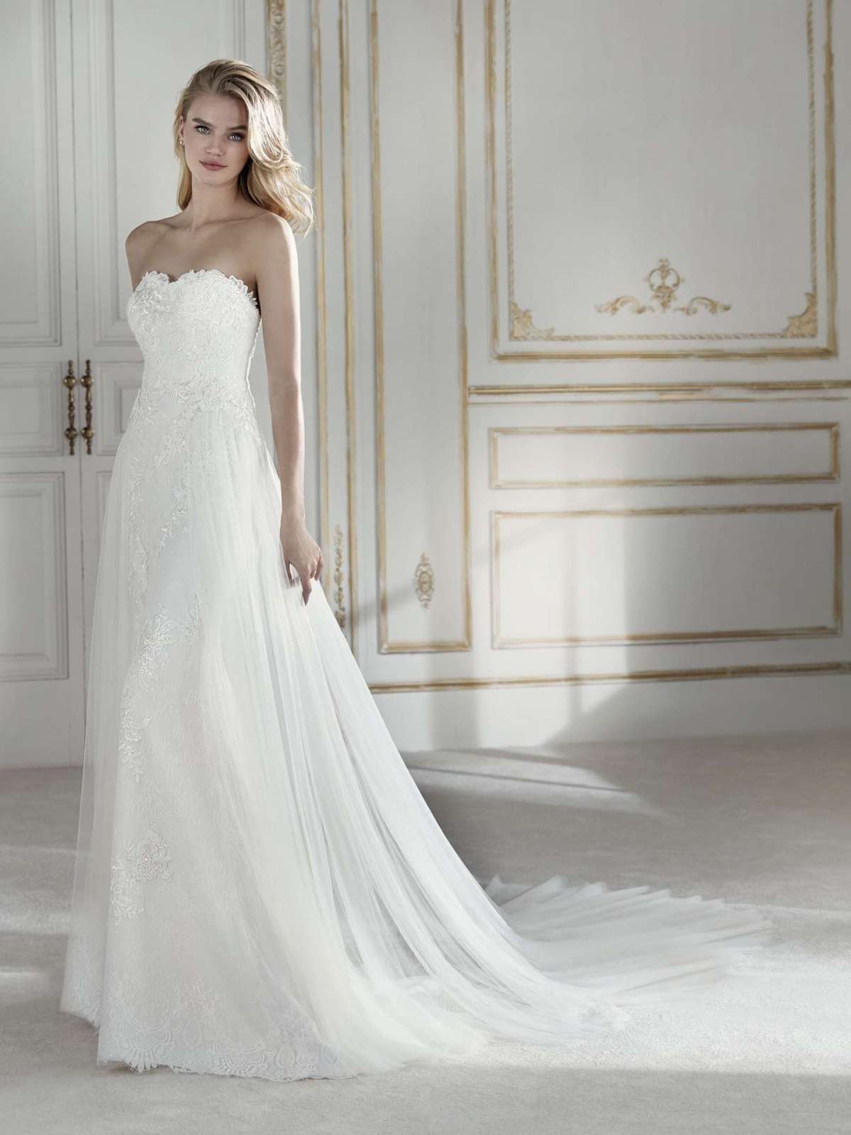 Abito in pizzo chantilly e tulle La Sposa