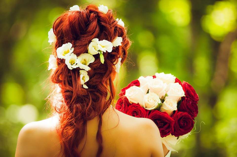 Acconciatura semi raccolta per la sposa con capelli lunghi