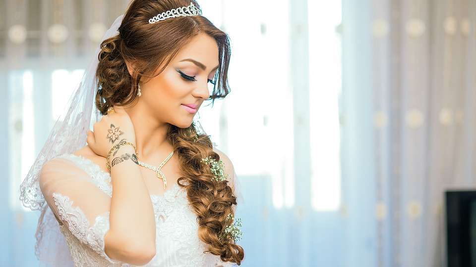 Acconciatura semi raccolta per la sposa