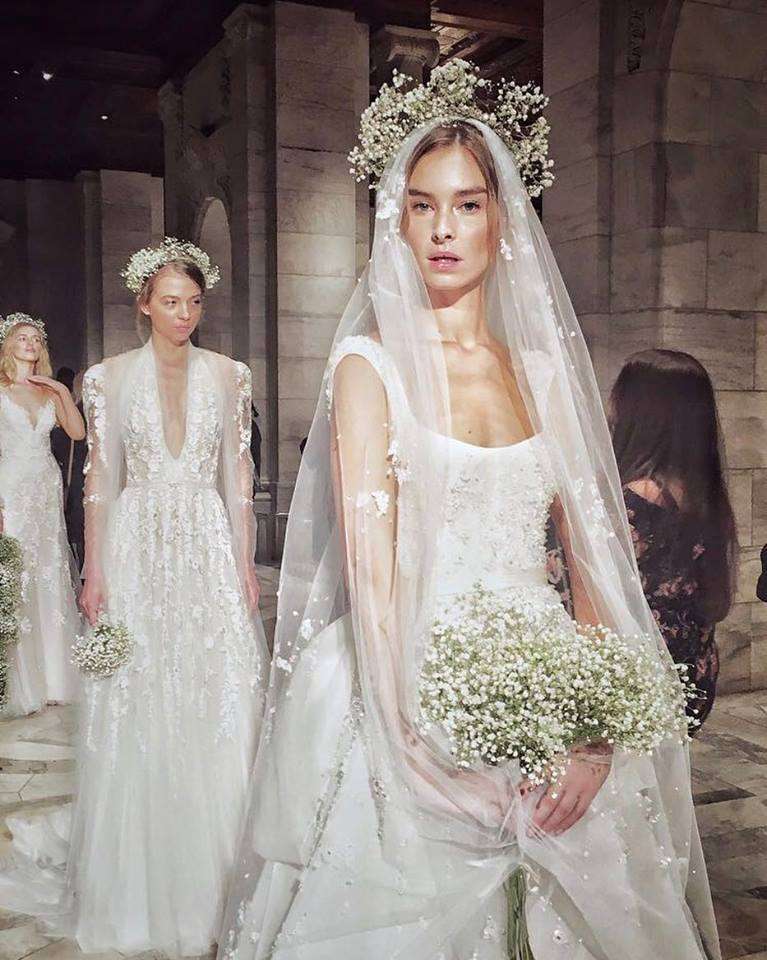 Acconciature alte con velo e cerchietto floreale, dalla sfilata Reem Acra