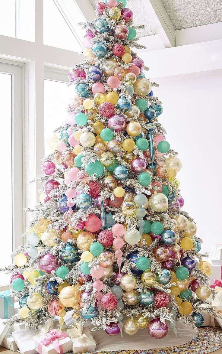 Albero di Natale artificiale decorato in modo originale