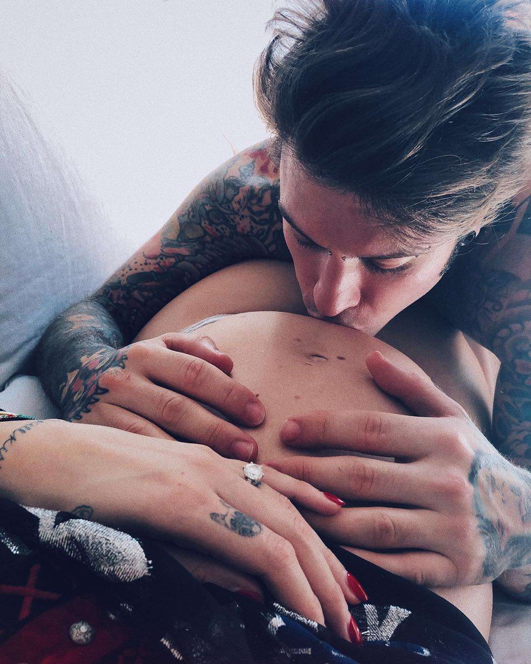 Fedez e il dolce bacio a Leone