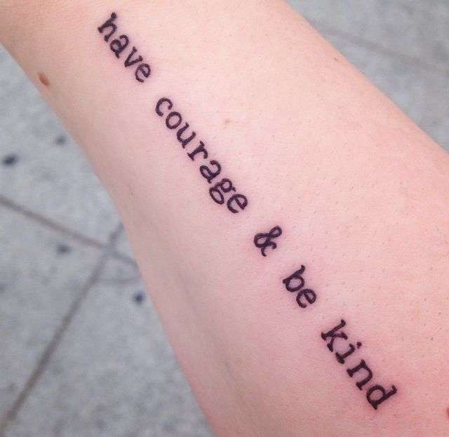 Frase sulla vita e sul coraggio per tattoo