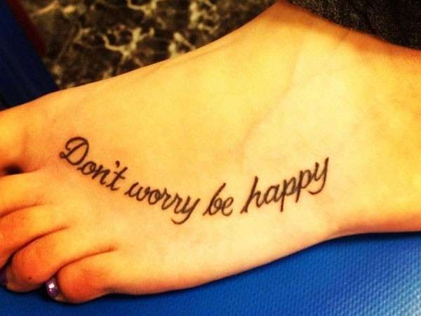 Frase sulla vita per tatuaggio sul piede