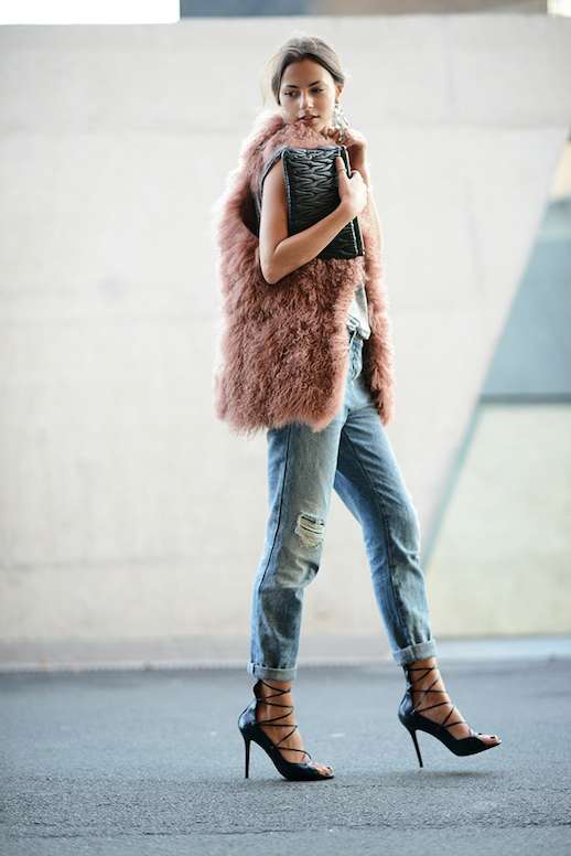 Gilet in ecopelliccia e mom jeans