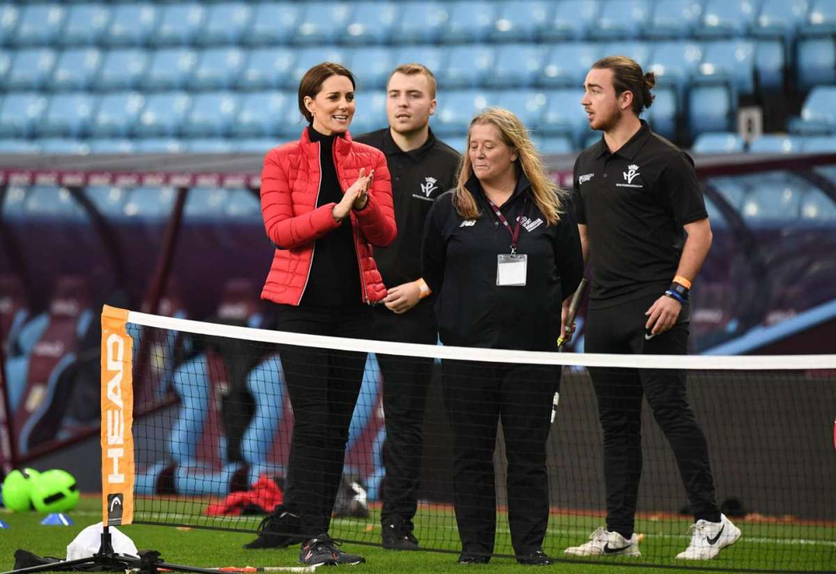 Kate chiacchiera con lo staff dell'Aston Villa