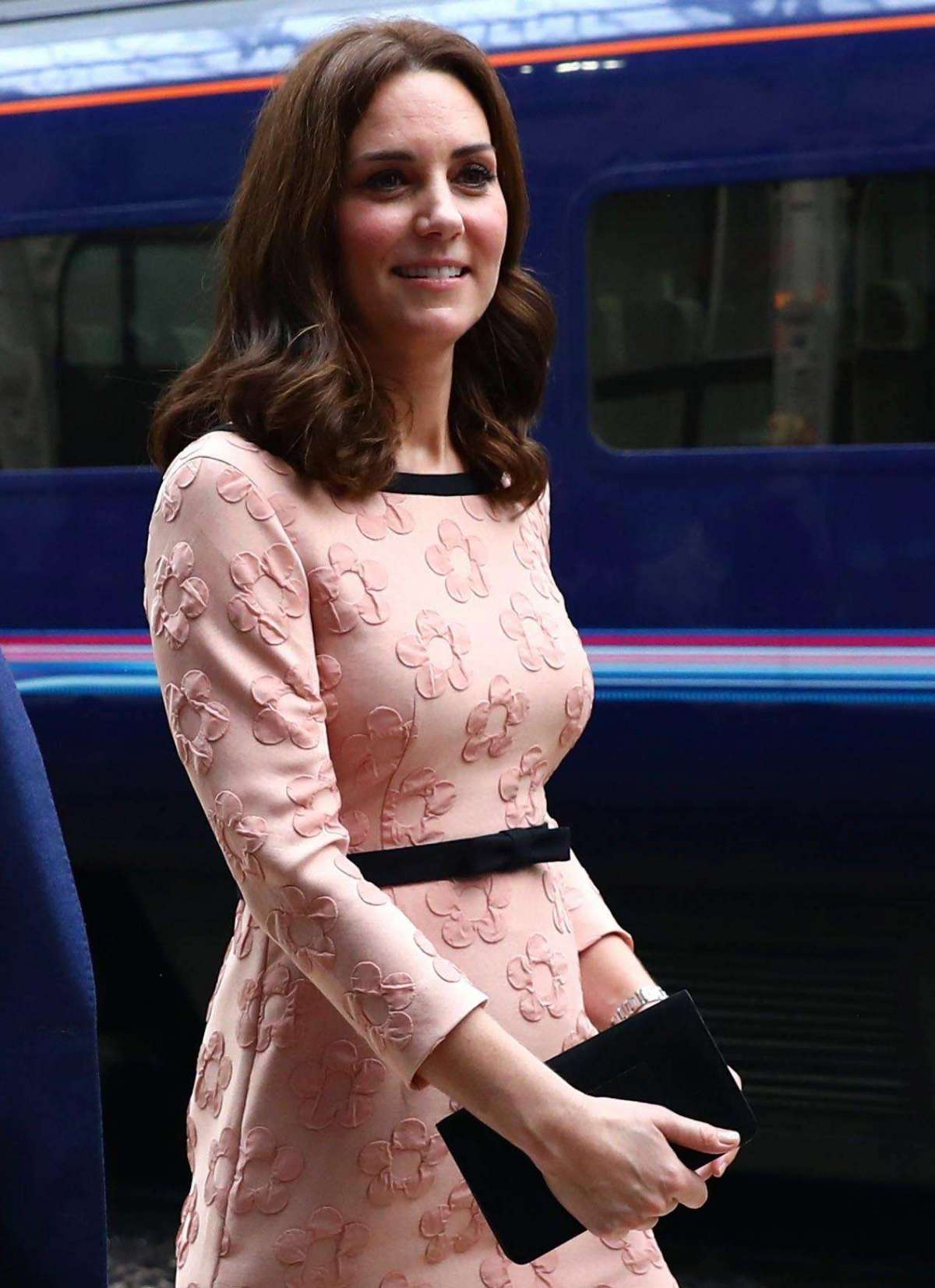 Kate Middleton in rosa mostra il pancino