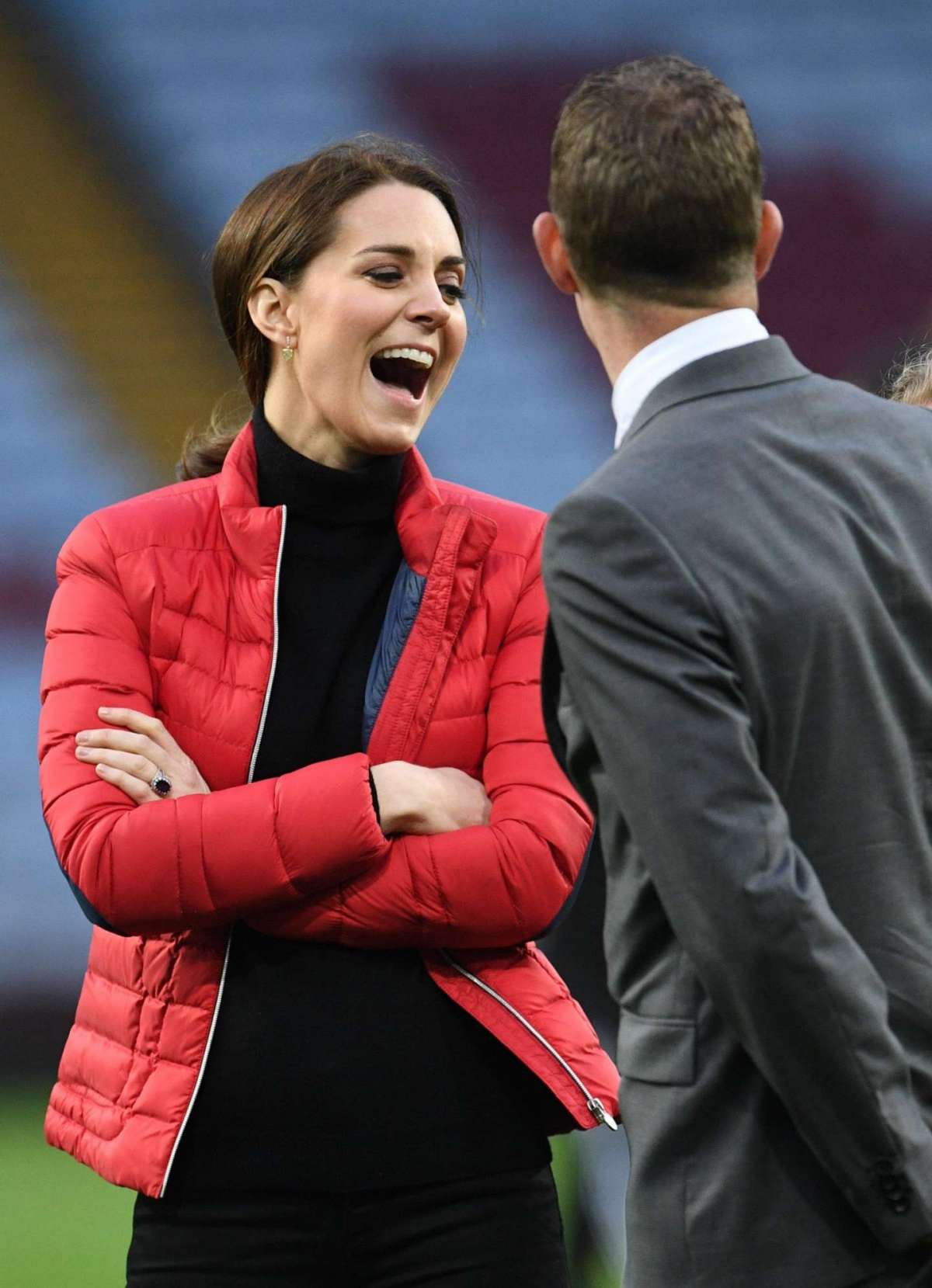 Kate ride alle battute dello staff della squadra di calcio