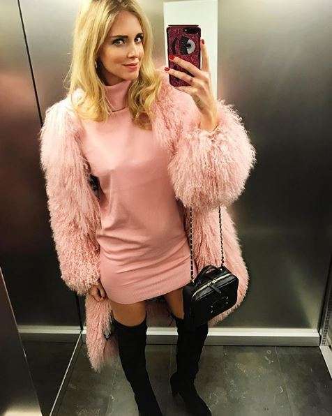 La Ferragni con un look rosa