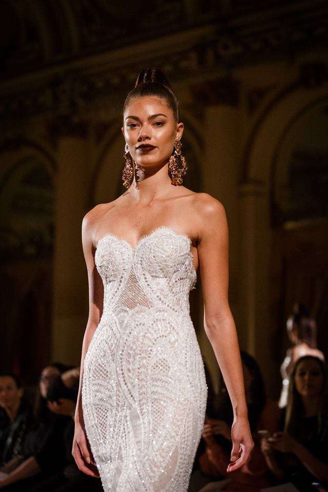 La sposa con chignon alto di Berta