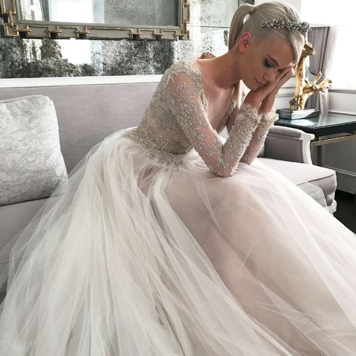 La sposa con coda stretta e diadema di Romona Keveza