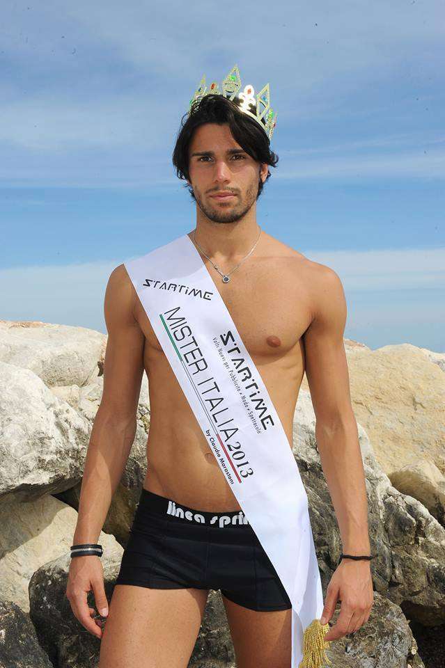 Luca Onestini con la fascia di Mister Italia 2013