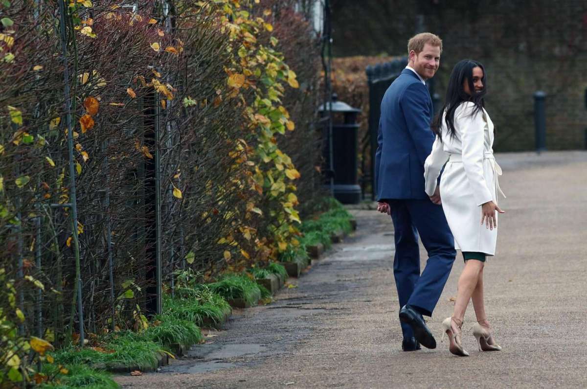 Meghan e Harry si voltano a salutare i sudditi