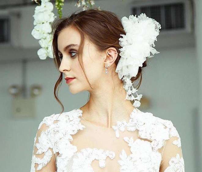 Semi raccolto con inserto floreale dalla sfilata Marchesa