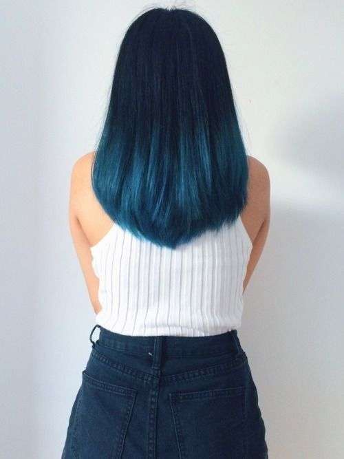 Shatush blu chiaro su capelli blu scuro