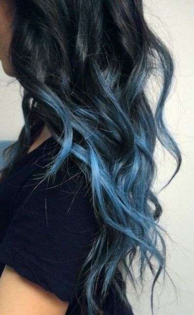 Shatush blu chiaro su capelli neri