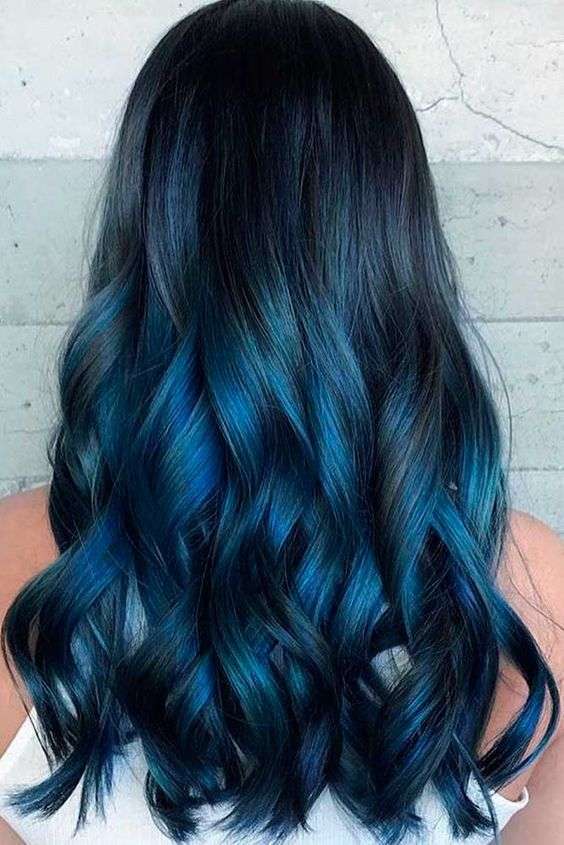 Shatush blu e azzurro per capelli mossi lunghi