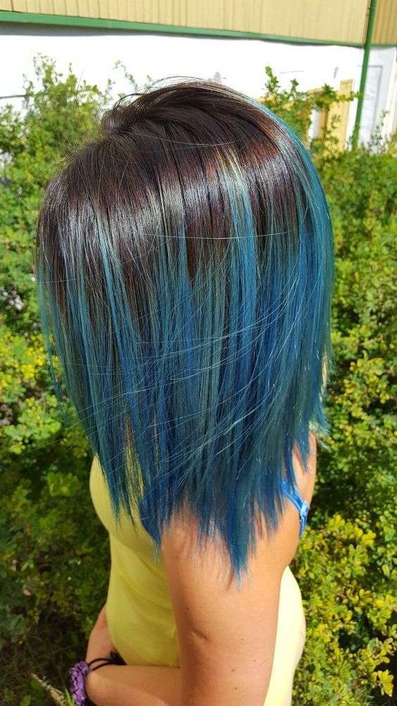 Shatush blu e verde su capelli castani