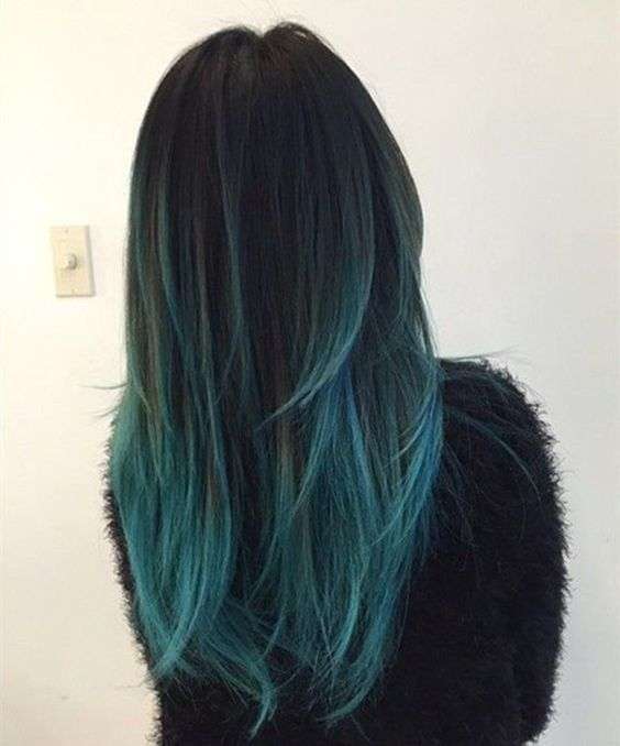 Shatush blu e verde su capelli neri