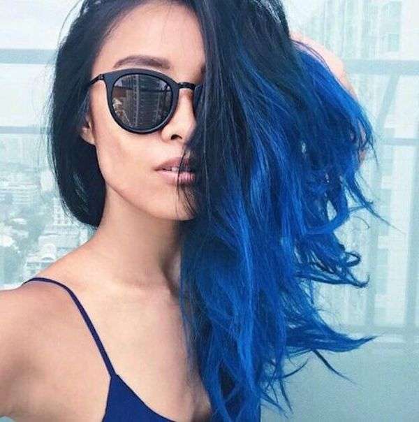 Shatush blu elettrico su capelli mossi scuri