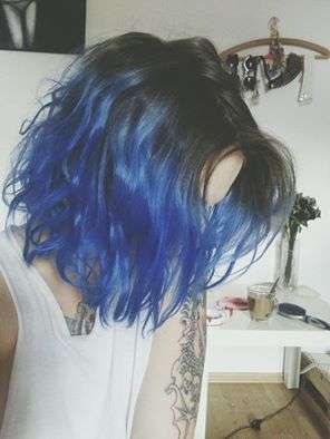 Shatush blu elettrico sui capelli neri