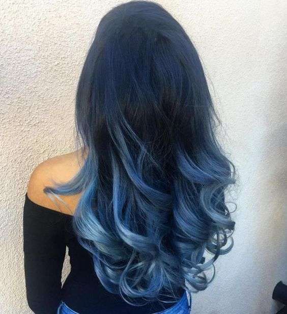 Shatush blu pastello su capelli scuri