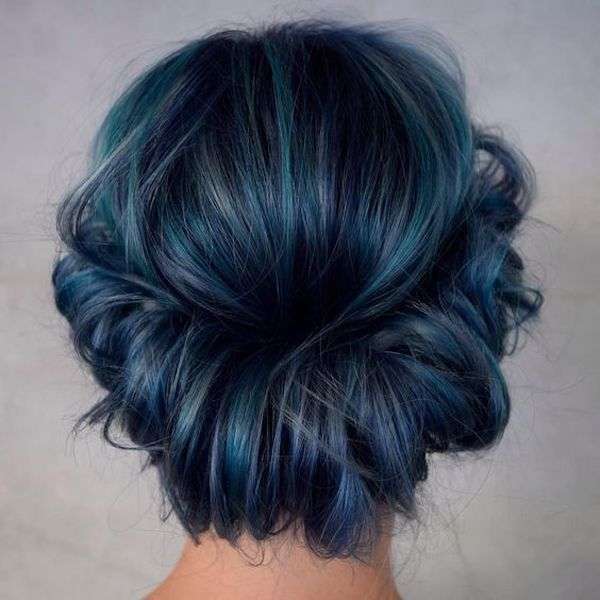 Shatush blu per capelli su acconciatura raccolta