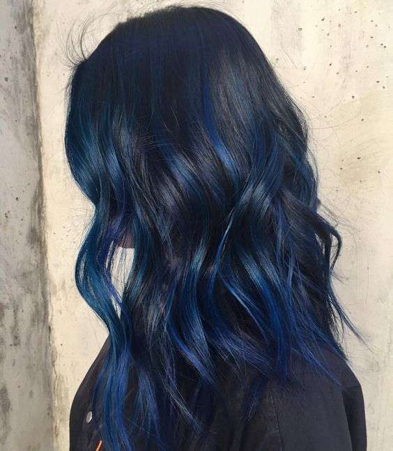 Shatush blu scuro su capelli neri ondulati