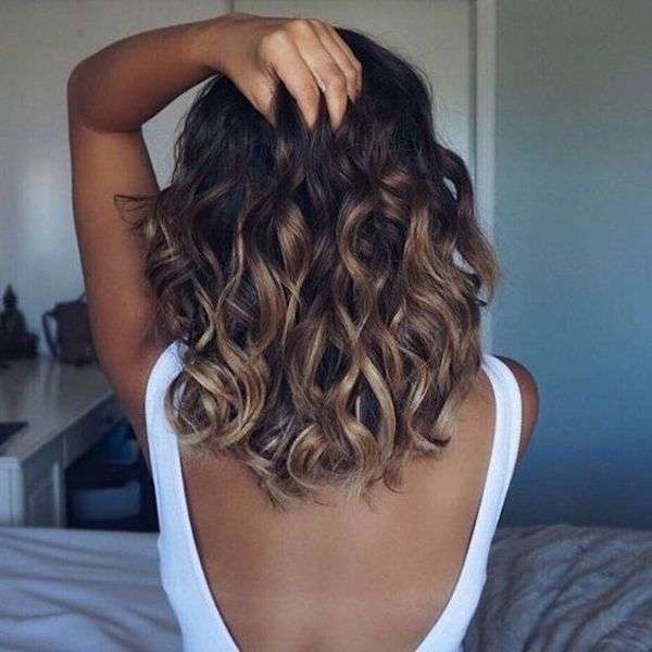 Shatush capelli scuri mossi in biondo cenere